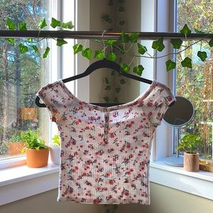 Button up floral print Me to We shirt🌷